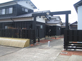 木製の冠木門