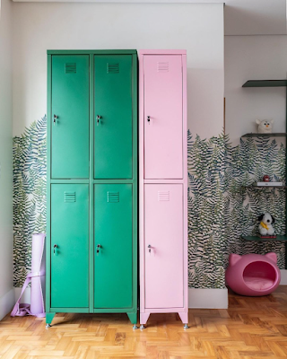 Os armários o gaveteiros de aço que há alguns anos eram bastante comuns na maioria dos escritórios e fábricas,  hoje podem ser adaptados e utilizados na decoração do nosso lar.