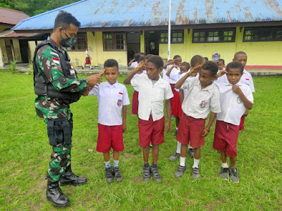 TNI Latih Baris Berbaris Siswa Sekolah di Perbatasan