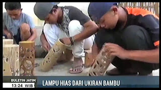  Di halaman rumah di Dusun Gumuk Limo Desa Nogosari Kecamatan Rambipuji, sekelompok pemuda berkreasi membuat kerajinan tangan bambu ukir lampu hias bernilai ekonomis tinggi. 