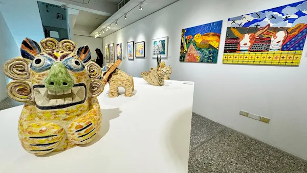 ▲【光之譜：藝術家新作聯展】為協會每年年終固定的展覽計畫，透過每件藝術家自選參展作品，呈現多樣化的生活風貌及生命歷程，也帶給觀眾豐富的藝術視野。（記者林明佑攝）