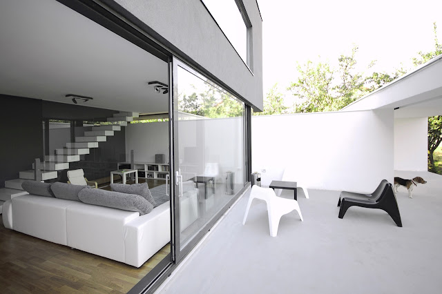 Open glass wall to the terrace 