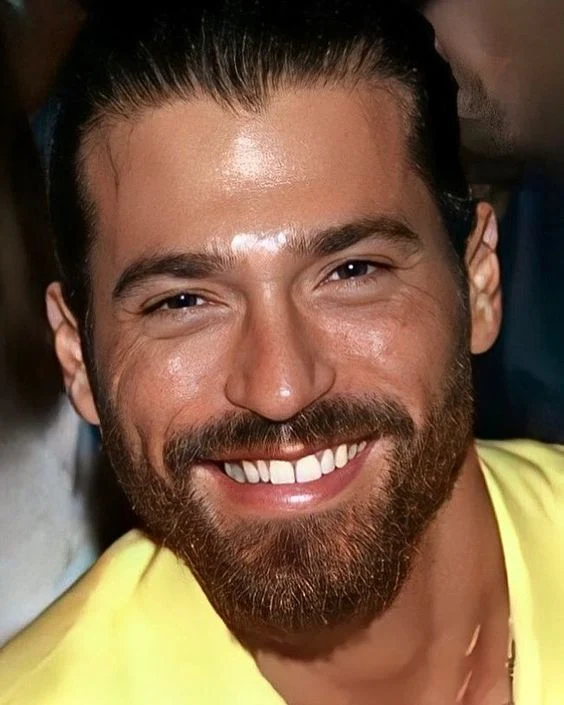 Can Yaman is on the set of the second season of "Viola como il mare" (Violet like the Sea). During filming, he was accused of a alleged assault, leaving his fans uncertain about what to think.