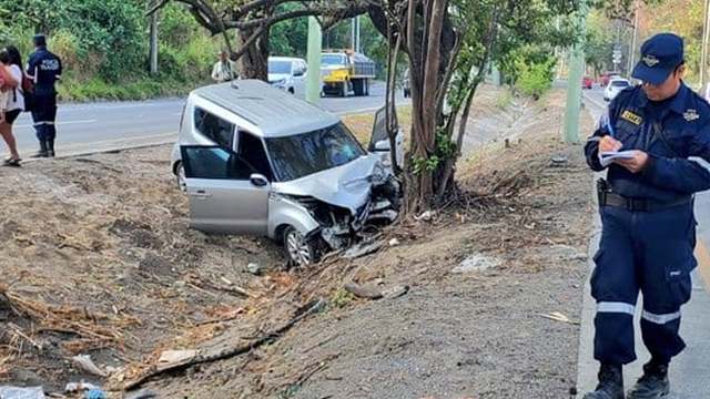 El Salvador: Conductor murió al chocar con árbol en carretera al Aeropuerto