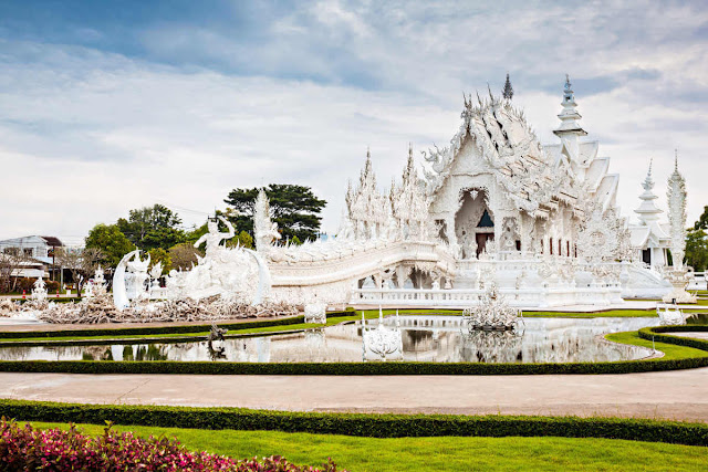 Các bạn thường nghe nhiều, đi nhiều đến Chiang Mai nhưng ít ai đặt chân đến vùng đất Chiang Rai cạnh bên, nơi ẩn chứa vẻ đẹp bí ẩn và yên bình, cách xa những ồn ào, náo nhiệt của “người chị” kếcạnh. Vách đá Phu Chi Fa, cao hơn 1600m so với mực nước biển và cách thành phố gần 2 tiếng lái xe, là nơi lý tưởng ngắm bình minh và hoàng hôn. Nhìn tảng mây đỏ rực len lỏi giữa những cuộn sương dày đặt, lại phóng tầm mắt xuống sẽ thấy cả phía Bắc nước Lào và dòng Mekong bên dưới.