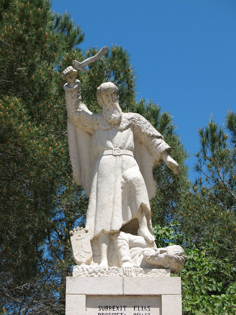 O profeta Santo Elias trucidando os falsos profetas de Baal foi uma prefigura dos Apóstolos dos Últimos Tempos. Estátua no Monte Carmelo, Terra Santa.