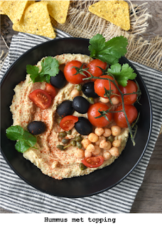Hummus naturel met kalamata olijven, kappers, tomaten cherry en koriander