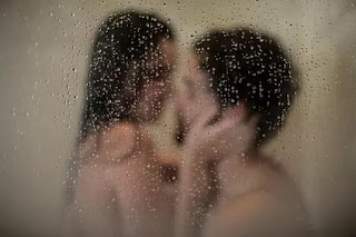 Foto Mujer en la ducha con su novio