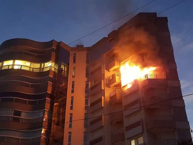 Apartamento pega fogo e moradores fogem das chamas pela janelas do prédio