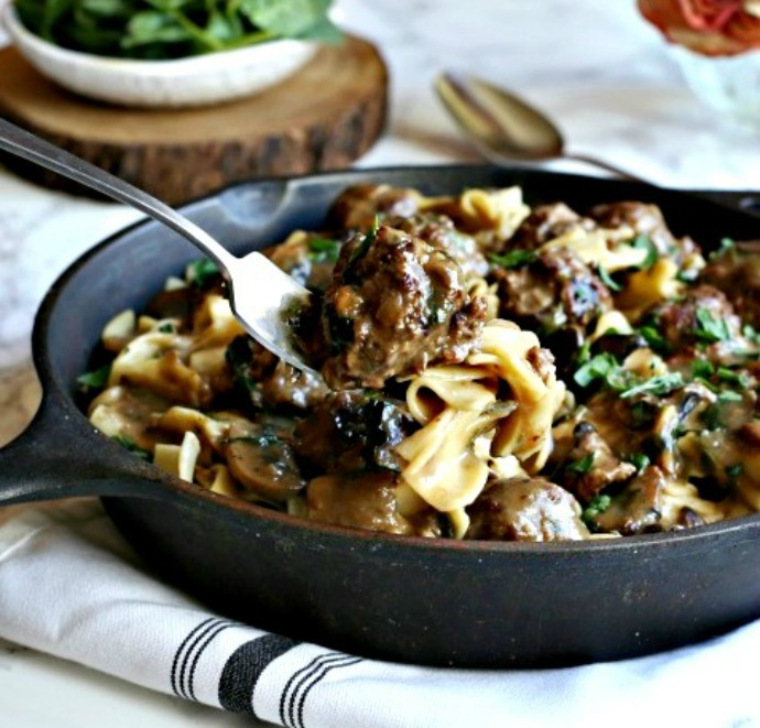 Recipe for meatballs in a beef, mushroom and Worcestershire gravy.