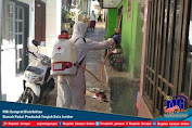 PMI Semprot Disinfektan Rumah Padat Penduduk Tengah Kota Jember