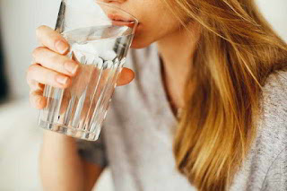 HOW-TO-GET-RID-OF-TEENAGE-ACNE-CLEAR-SKIN-TIPS-woman-drinking-water