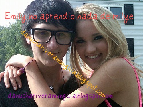 con Emily Osment y le