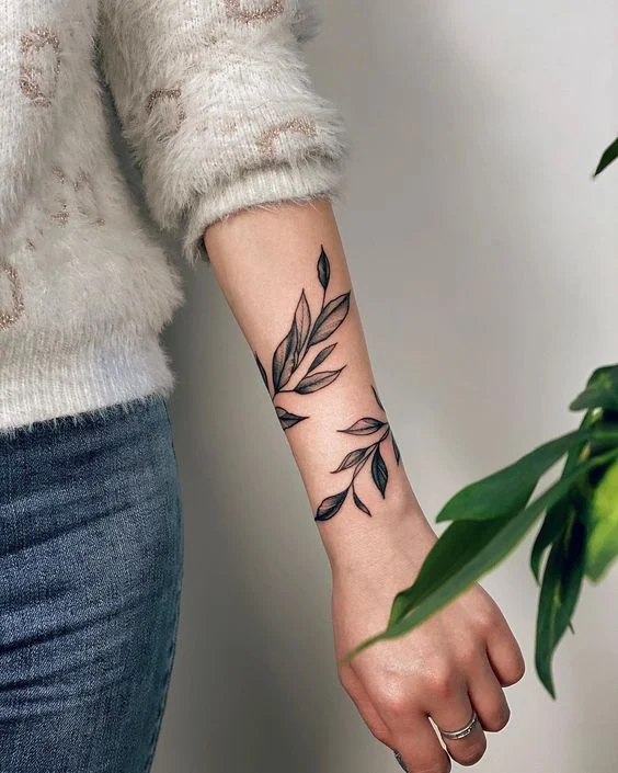 tatuajes de enredaderas para mujeres