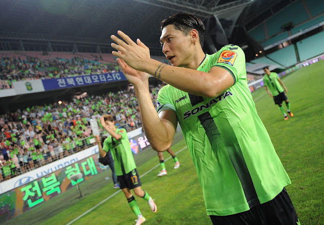 Jeonbuk Hyundai Motors defender Kim Hyung-il celebrates after a hard fought 2-1 victory over Suwon FC (Photo Credit: HyundaiMotorsFC.com)