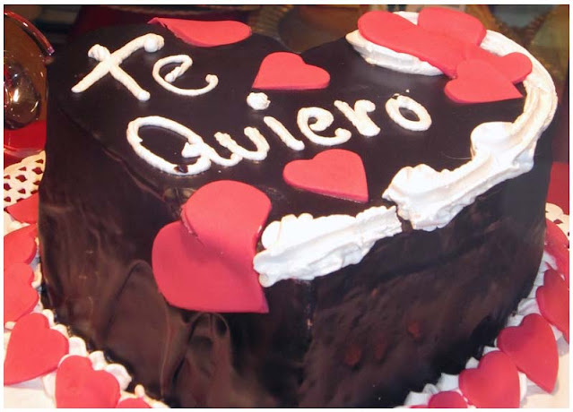 tarta en forma de corazon con las palabras "te quiero"