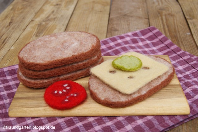 Spielzeug aus Wolle gefilzt: Brot und Käse