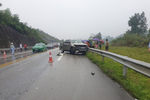 Hiện trường vụ tai nạn trên cao tốc Nội Bài - Lào Cai ngày 1/5 khiến 2 người bị thương. Ảnh: TTXVN.