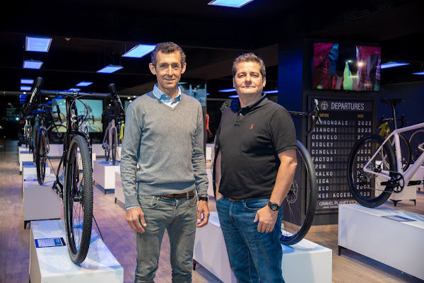 Roberto Heras se vuelca con el ciclismo Gravel en la inauguración de Gravel Planet Store