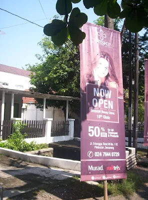 pasang-umbul-umbul-pembukaan-oriskin-erlangga-semarang