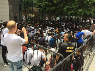 The queue for the new iPhone in Singapore. 😮😮