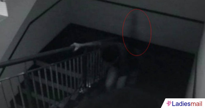 Mengerikan, Ada Hantu Menyerang Manusia Terekam CCTV