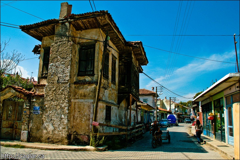 *Ula nın dar bir ana caddesi var. Caddenin üzerinde yıkılmak üzere olan tarihi Ula evleri bulunuyor. http