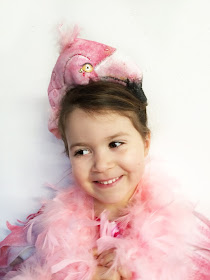 Norah draagt met trots haar Flamingo kostuum voor carnaval.