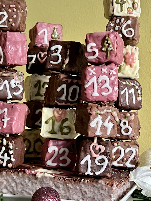Adventskalender aus selbst gebackenem Schokoladenteig
