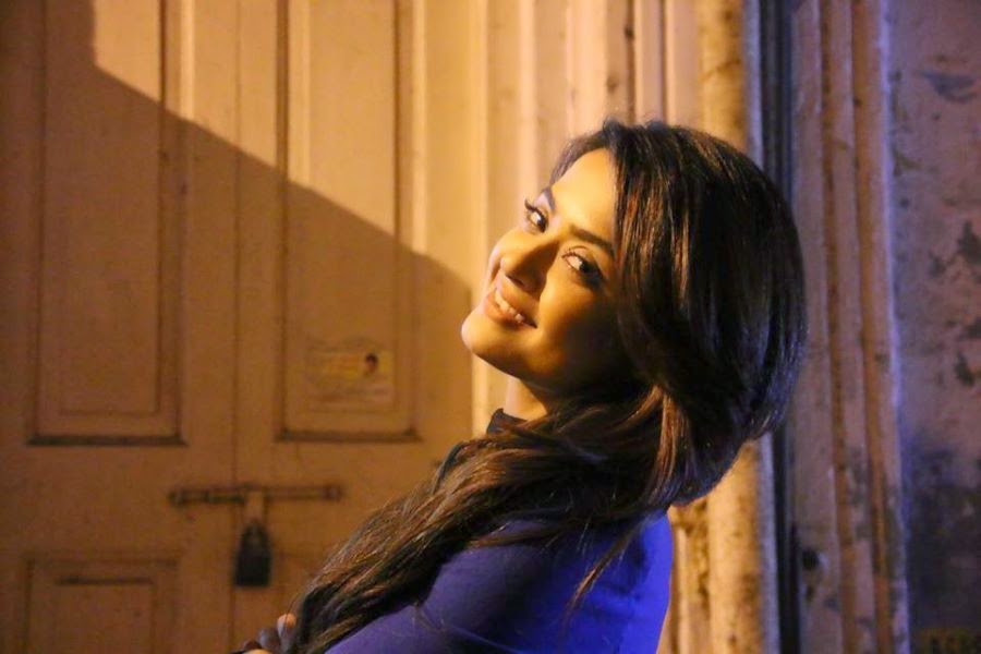 Surveen Chawla HD wallpapers Free Download