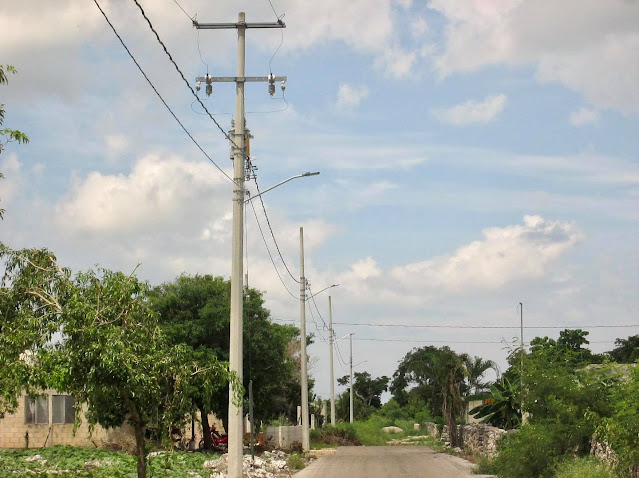 Avanzan los trabajos de electrificación en diversas calles de Dzilam González