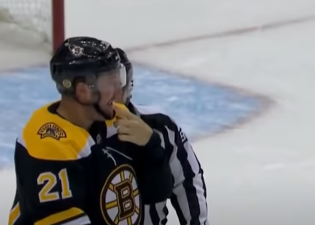 Nick Ritchie loses tooth during scrum, Bruins vs Lightning 8/5/2020