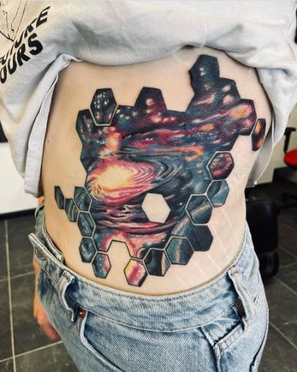 40 tatuagens incríveis para mulheres que amam o espaço e a astronomia