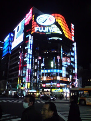 Un enmascarado de compras en Ginza.