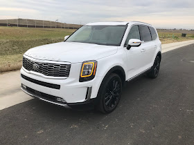 Front 3/4 view of 2020 Kia Telluride