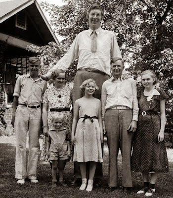 Robert Pershing Wadlow junto a su familia