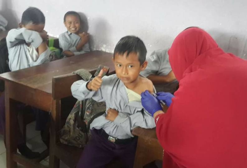 15 Foto Ekspresi Anak Sekolah Disuntik Imunisasi Ini 