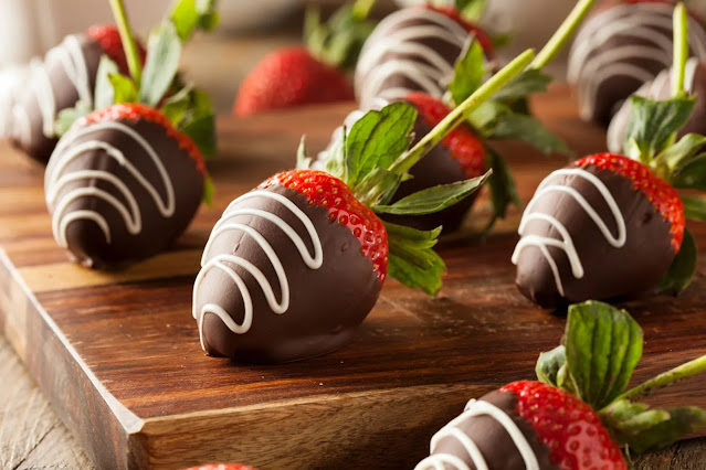 Easy Chocolate Covered Strawberries at Home
