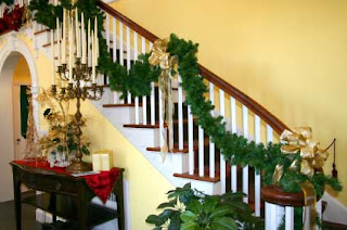 BEYOND THE FRONT DOOR: Christmas Decor for the Staircase in your Home