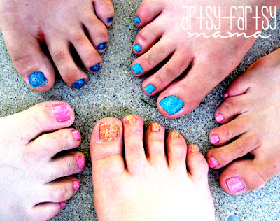 DIY Glitter Toes at artsyfartsymama.com