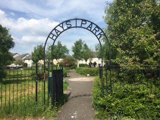 A semicircular sign that says Hays Park with a paved path underneath.