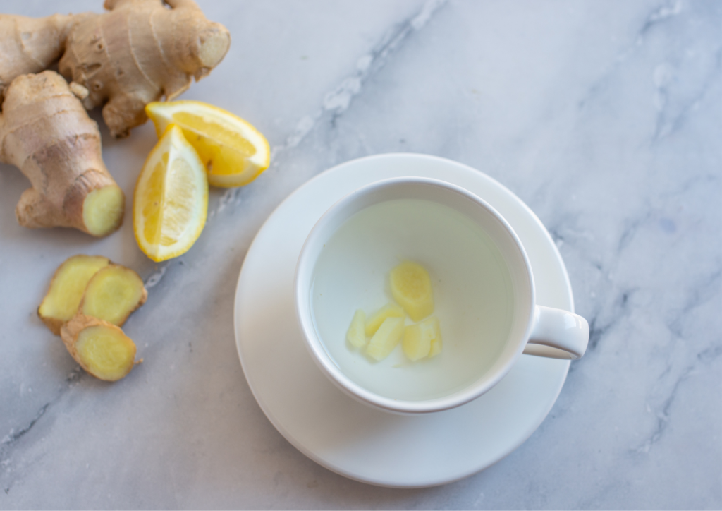 Wie man leichte Covid-19-Symptome zu Hause behandelt, Tee Wasser Ingwer