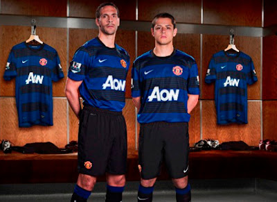 Rio Ferdinand and Chicharito Hernandez Manchester United Away kit 2011-2012