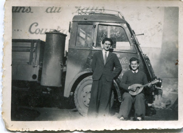 photo ancienne hommes devant un camion avec une mandoline.