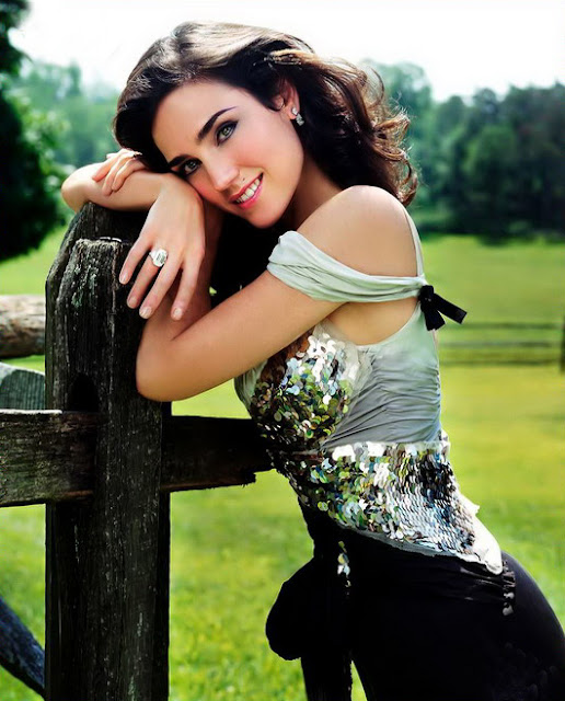 American Star Jennifer Connelly Photo Gallery