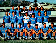 Società Sportiva Calcio NAPOLI - Nápoles, Italia - Temporada 1989-90 - Andrea Carnevalle, Ricardo Alemao, Raffaele Di Fusco, Giulliano Giuliani,  Giovanni Francini y Giancarlo Corradini; Tebaldo Bigliardi, Massimo Tarantino, Massimo Mauro, Albertino Bigon, Diego Maradona, Massimo Crippa y Ciro Ferrara; Alessandro Renica, Fernando De Napoli, Antonio Careca, Maurizio Neri, Gianfranco Zola, Luca Fusi y Marco Baroni - Plantilla del Nápoles que, en esta temporada, con Diego Armando Maradona al frente, se proclamó Campeón de la Liga italiana