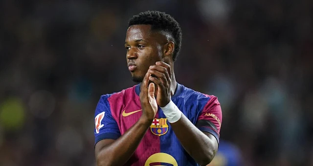 L'avenir d'Ansu Fati au FC Barcelone semble s'éloigner de plus en plus. Écarté des plans de Flick, l'attaquant espagnol pourrait bien quitter la Catalogne dès cet hiver. Plusieurs clubs de Ligue 1, dont le LOSC, l'OGC Nice et le Stade Brestois, seraient intéressés par son profil. Quatre destinations possibles en Ligue 1  Plusieurs clubs de Ligue 1 pourraient accueillir Ansu Fati :  Le LOSC : Les Dogues cherchent à renforcer leur secteur offensif et pourraient voir en Fati un joueur capable de faire la différence. Cependant, le club nordiste ne dispute pas de compétition européenne, ce qui pourrait être un frein. L'OGC Nice : Les Aiglons avaient déjà tenté de recruter Fati par le passé. Ils pourraient revenir à la charge, mais leur classement actuel en Ligue Europa pourrait être un handicap. Le Stade Brestois : Le club breton, qui réalise une excellente saison, pourrait tenter un coup en recrutant Fati. Cependant, le niveau de la Ligue 1 n'est peut-être pas suffisant pour un joueur de son talent. Pour Ansu Fati, un départ de Barcelone serait l'occasion de retrouver du temps de jeu et de relancer sa carrière. Un championnat moins exigeant que la Liga pourrait lui permettre de retrouver confiance et de retrouver ses sensations. L'avenir d'Ansu Fati s'écrit en pointillés. Le joueur espagnol est à un tournant de sa carrière. Un départ de Barcelone pourrait être une solution pour relancer sa carrière, mais il devra choisir avec soin sa prochaine destination.