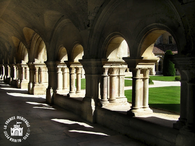 MONTBARD (89) - Cloître roman de l'abbaye de Fontenay