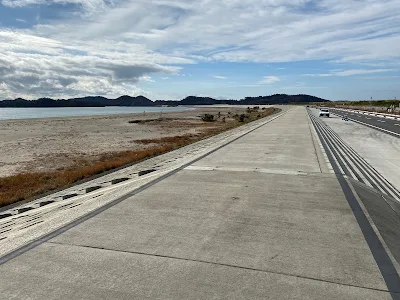 きれいに舗装された海岸沿いかさ上げ道路