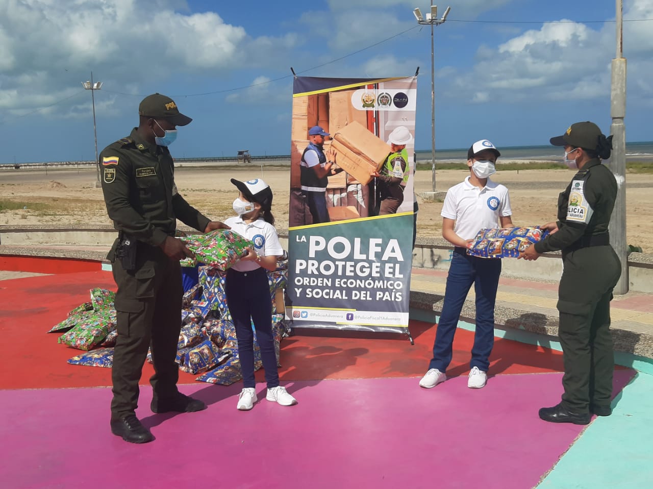 https://www.notasrosas.com/Polfa y Dian entregaron aguinaldos a niños y niñas en Riohacha y Maicao